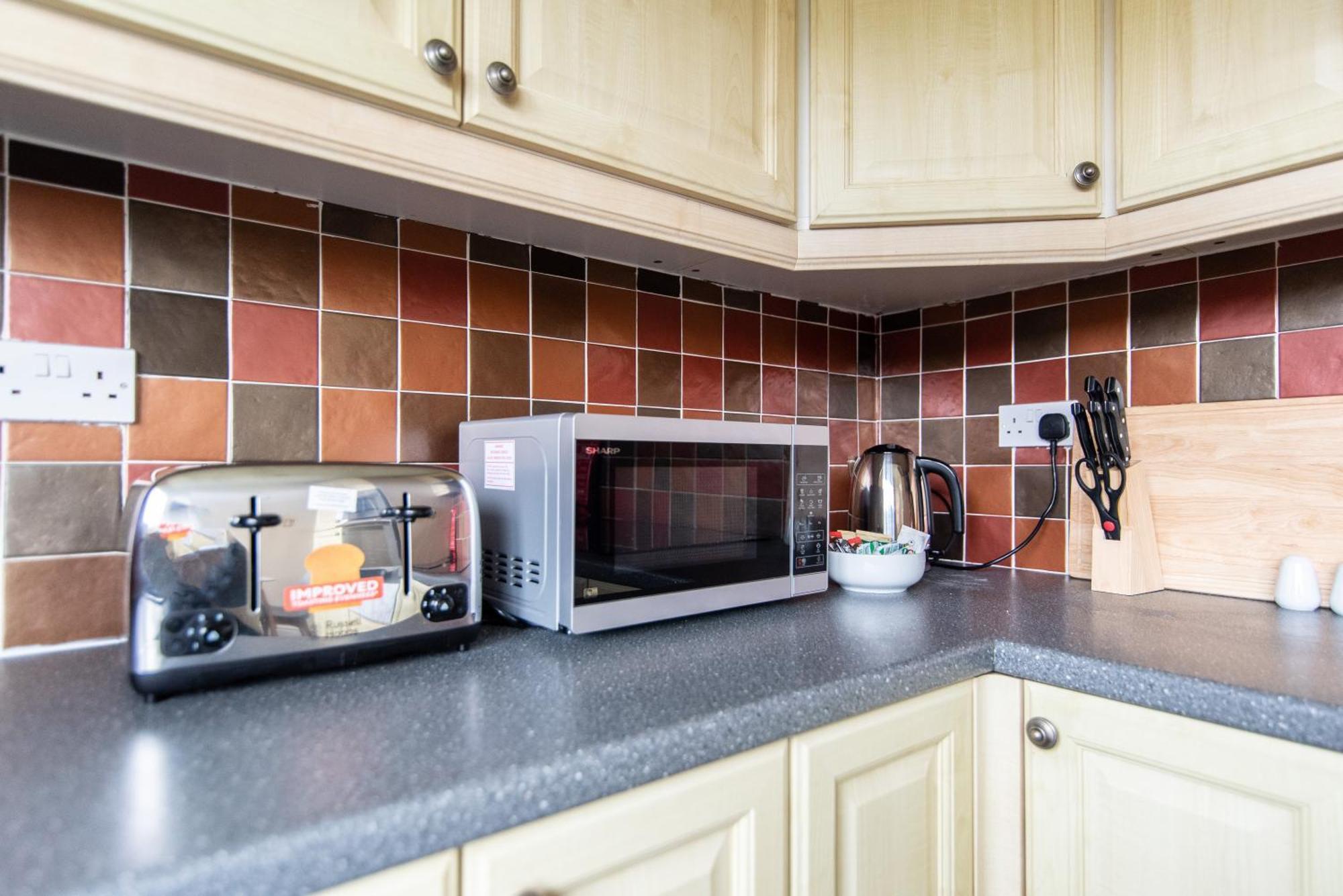 3 Bed Apartment - Perfect For Contractors Near Liverpool Airport Hale  Экстерьер фото