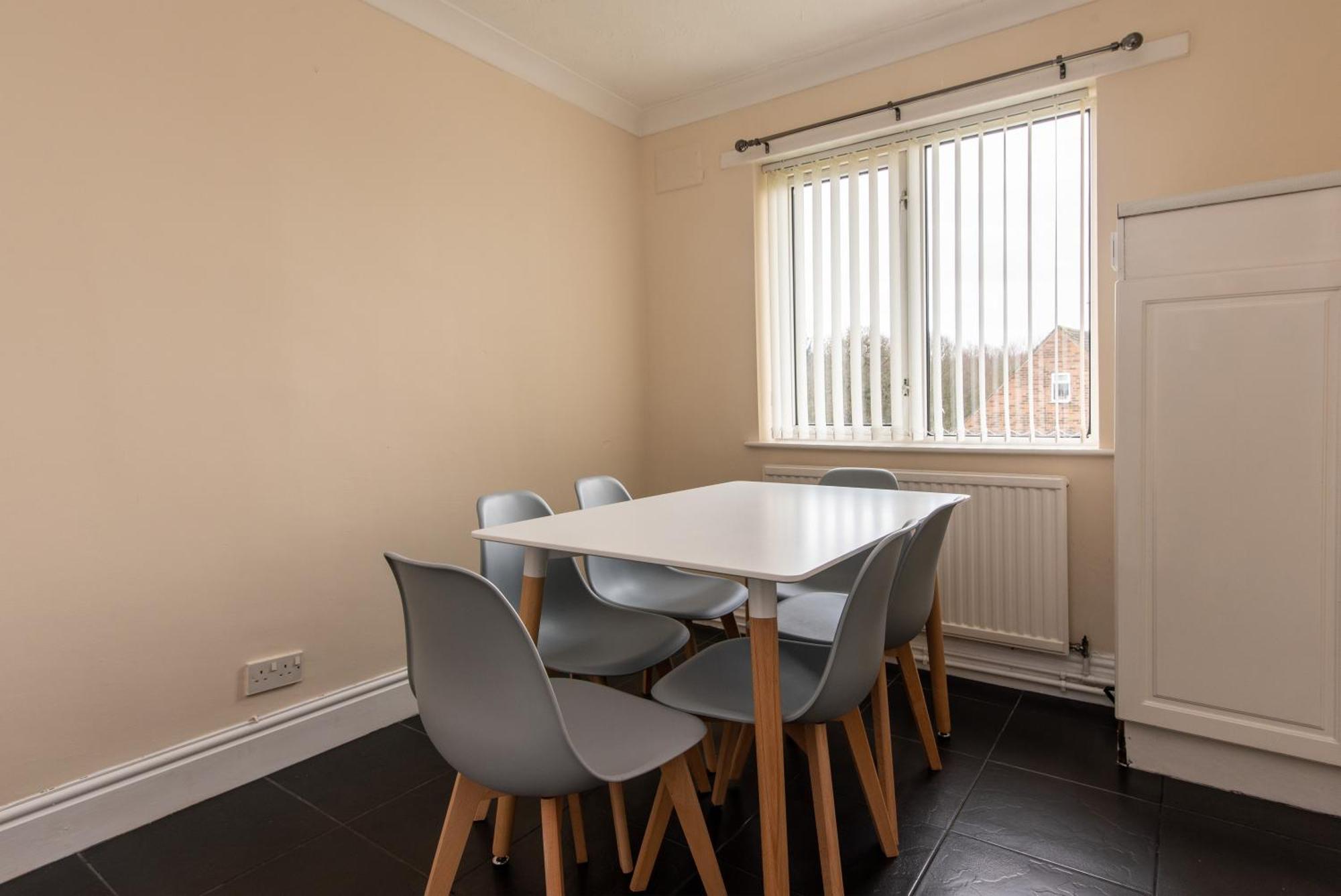 3 Bed Apartment - Perfect For Contractors Near Liverpool Airport Hale  Экстерьер фото