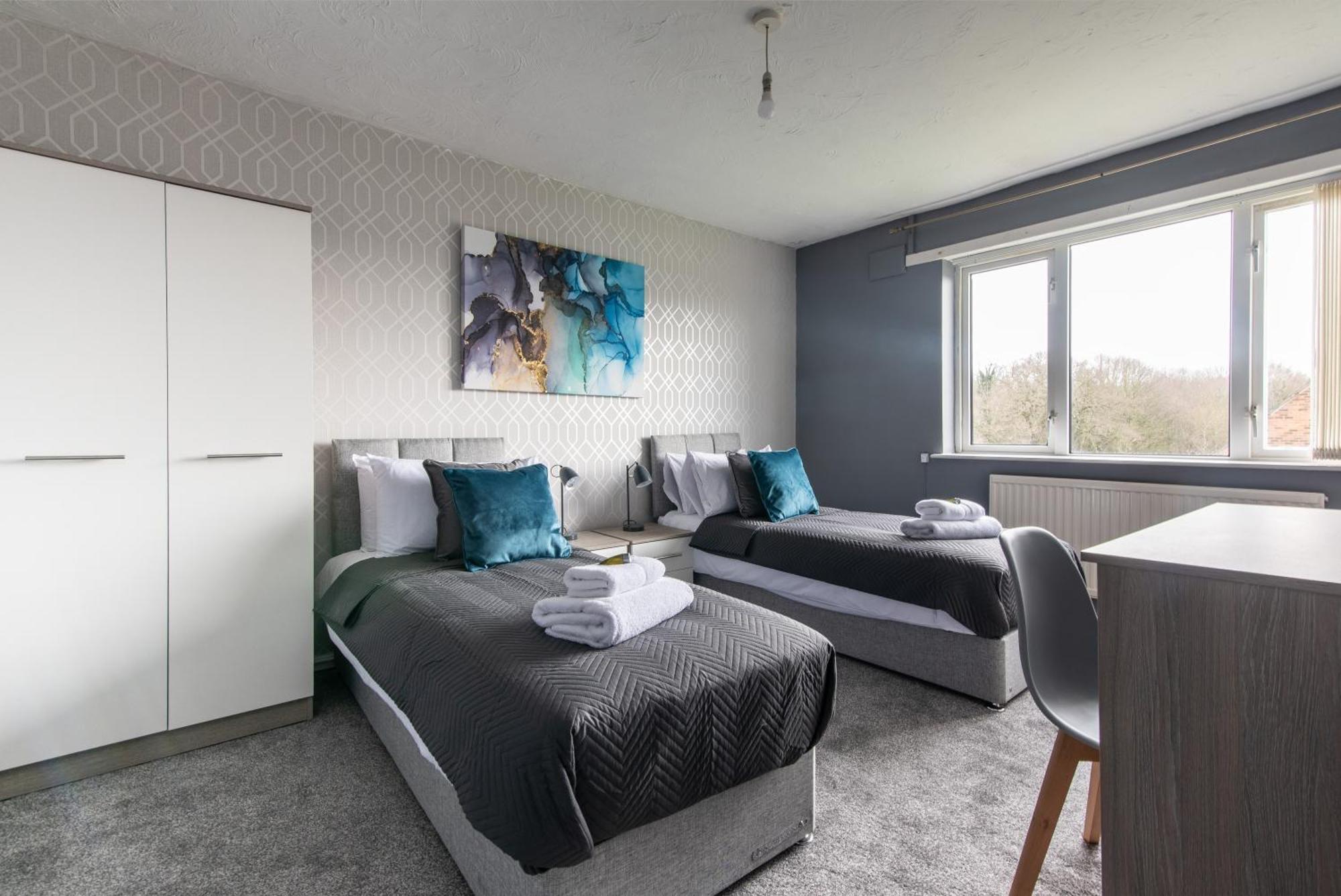 3 Bed Apartment - Perfect For Contractors Near Liverpool Airport Hale  Экстерьер фото