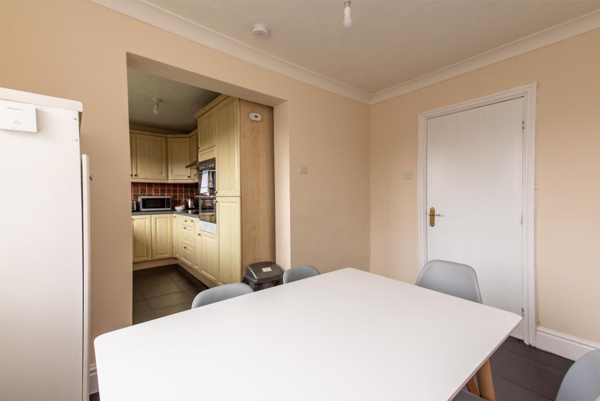3 Bed Apartment - Perfect For Contractors Near Liverpool Airport Hale  Экстерьер фото